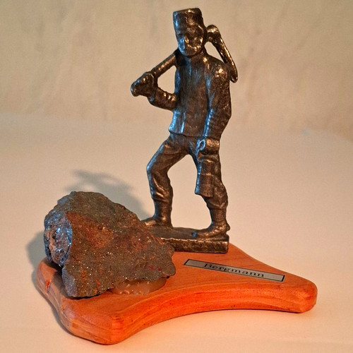 Bergmann figur auf holzsockel - bergmann,