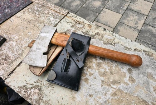 Altes beil axt mit holzstiel - /,